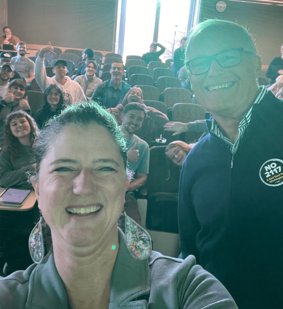 Selfie of Gov. Inslee with doctor of physical therapy faculty and students in a classroom.